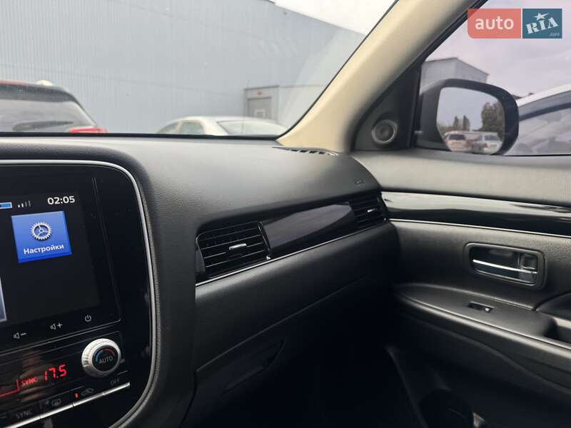 Внедорожник / Кроссовер Mitsubishi Outlander 2021 в Вишневом фото 12 Внедорожник / Кроссовер Mitsubishi Outlander 2021 в Вишневом