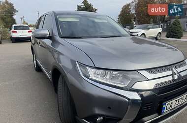Внедорожник / Кроссовер Mitsubishi Outlander 2021 в Вишневом