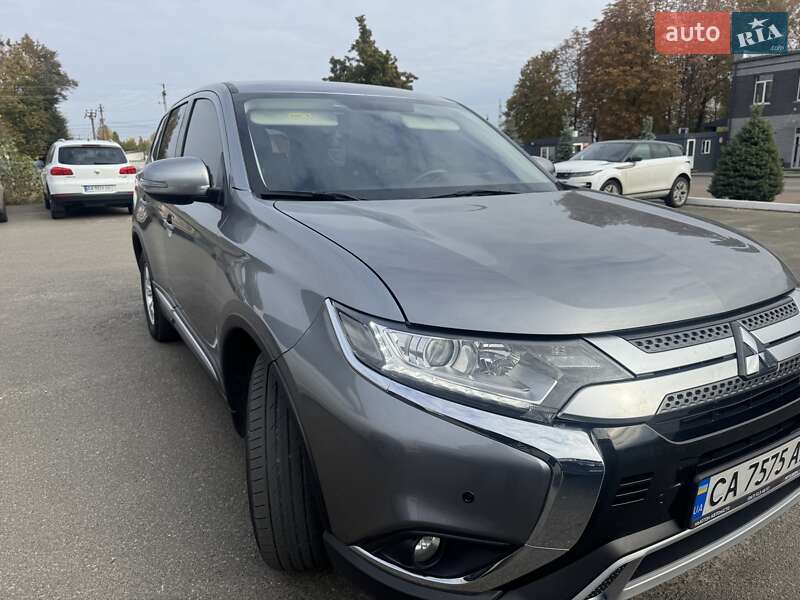 Позашляховик / Кросовер Mitsubishi Outlander 2021 в  фото Позашляховик / Кросовер Mitsubishi Outlander 2021 в
