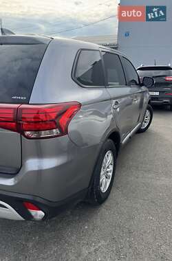 Позашляховик / Кросовер Mitsubishi Outlander 2021 в  фото 11 Позашляховик / Кросовер Mitsubishi Outlander 2021 в