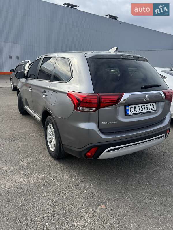 Внедорожник / Кроссовер Mitsubishi Outlander 2021 в Вишневом фото 7 Внедорожник / Кроссовер Mitsubishi Outlander 2021 в Вишневом