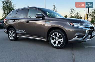 Позашляховик / Кросовер Mitsubishi Outlander 2018 в 