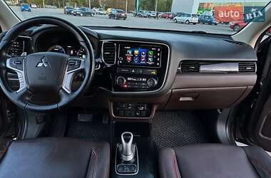 Позашляховик / Кросовер Mitsubishi Outlander 2018 в 