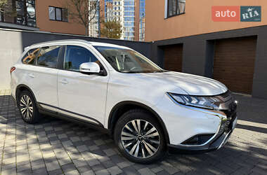 Позашляховик / Кросовер Mitsubishi Outlander 2021 в 