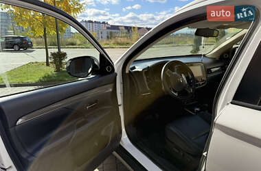 Позашляховик / Кросовер Mitsubishi Outlander 2021 в 