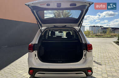 Позашляховик / Кросовер Mitsubishi Outlander 2021 в 