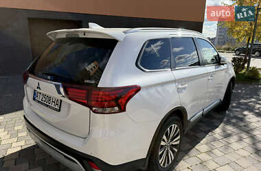 Позашляховик / Кросовер Mitsubishi Outlander 2021 в 