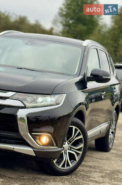 Позашляховик / Кросовер Mitsubishi Outlander 2016 в  фото 5 Позашляховик / Кросовер Mitsubishi Outlander 2016 в