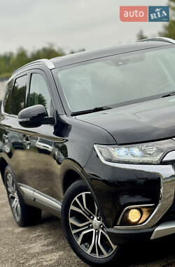 Позашляховик / Кросовер Mitsubishi Outlander 2016 в  фото 13 Позашляховик / Кросовер Mitsubishi Outlander 2016 в