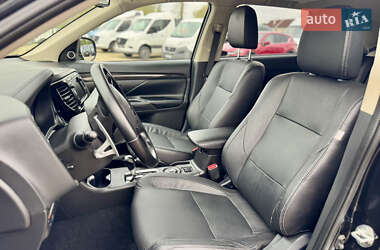 Позашляховик / Кросовер Mitsubishi Outlander 2016 в  фото 29 Позашляховик / Кросовер Mitsubishi Outlander 2016 в