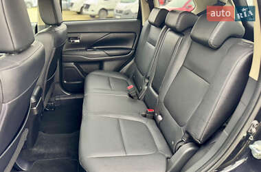 Позашляховик / Кросовер Mitsubishi Outlander 2016 в  фото 49 Позашляховик / Кросовер Mitsubishi Outlander 2016 в