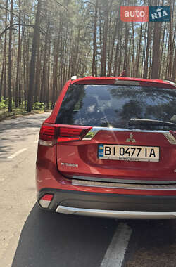 Внедорожник / Кроссовер Mitsubishi Outlander 2017 в 