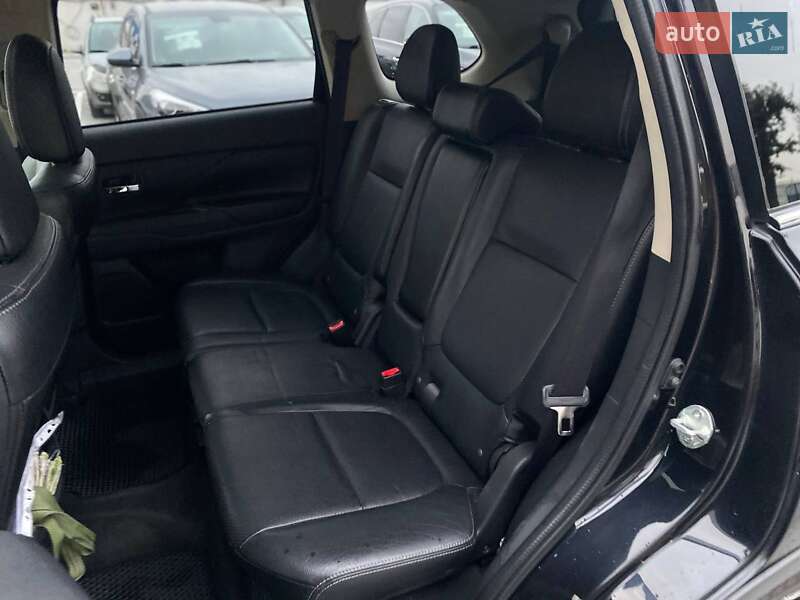 Внедорожник / Кроссовер Mitsubishi Outlander 2015 в Киеве