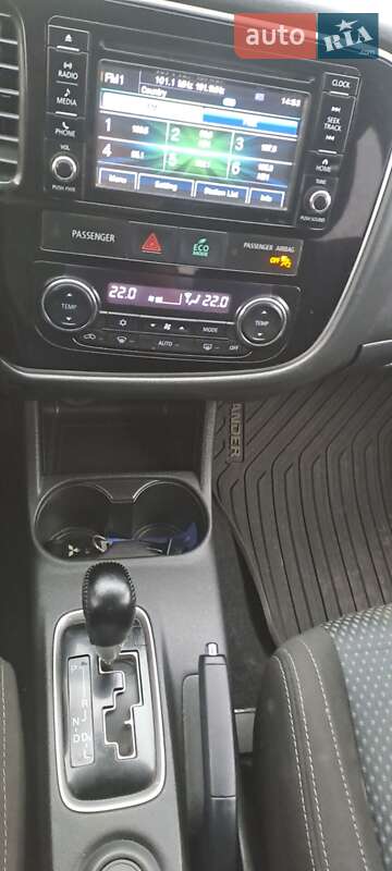 Внедорожник / Кроссовер Mitsubishi Outlander 2016 в Березане