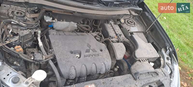 Внедорожник / Кроссовер Mitsubishi Outlander 2016 в Березане