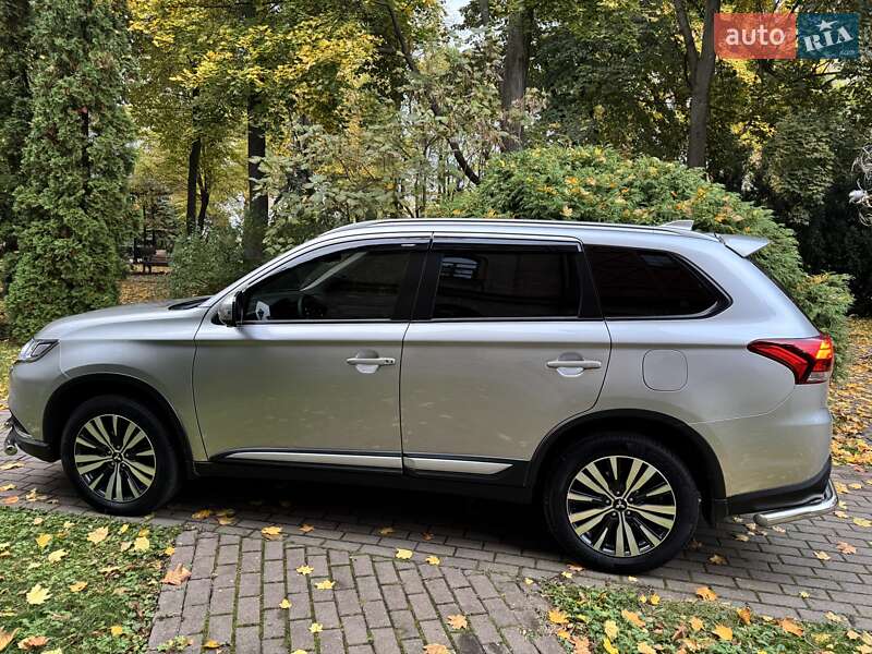 Позашляховик / Кросовер Mitsubishi Outlander 2018 в Києві