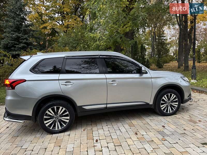 Позашляховик / Кросовер Mitsubishi Outlander 2018 в Києві