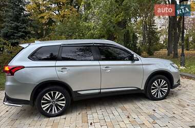 Внедорожник / Кроссовер Mitsubishi Outlander 2018 в 