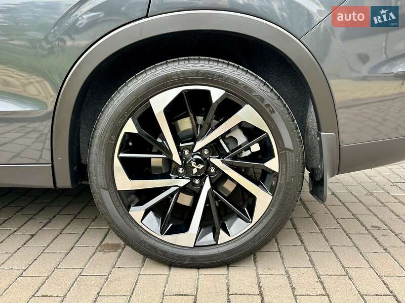 Позашляховик / Кросовер Mitsubishi Outlander 2024 в Києві