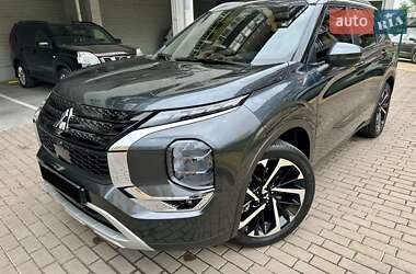 Внедорожник / Кроссовер Mitsubishi Outlander 2024 в 