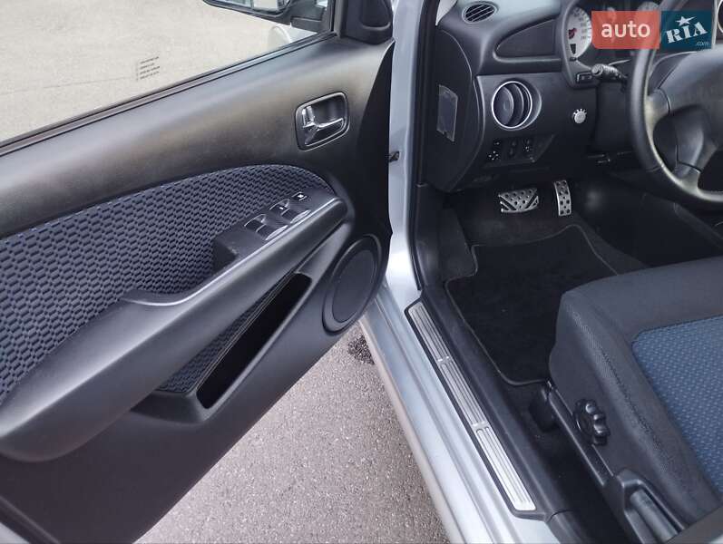 Позашляховик / Кросовер Mitsubishi Outlander 2006 в Харкові