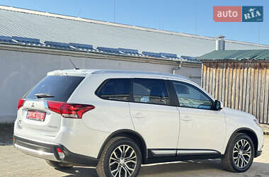 Внедорожник / Кроссовер Mitsubishi Outlander 2016 в 
