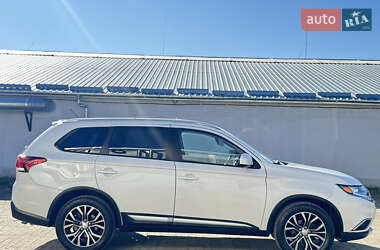Внедорожник / Кроссовер Mitsubishi Outlander 2016 в 