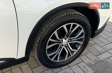 Внедорожник / Кроссовер Mitsubishi Outlander 2016 в 