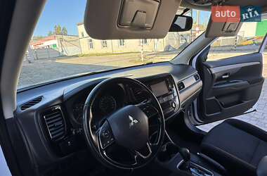 Внедорожник / Кроссовер Mitsubishi Outlander 2016 в 
