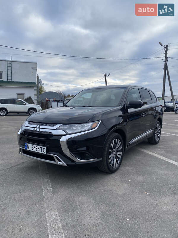 Позашляховик / Кросовер Mitsubishi Outlander 2020 в  фото Позашляховик / Кросовер Mitsubishi Outlander 2020 в