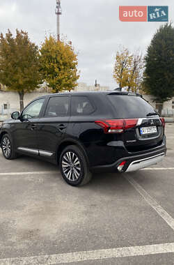 Позашляховик / Кросовер Mitsubishi Outlander 2020 в  фото 5 Позашляховик / Кросовер Mitsubishi Outlander 2020 в