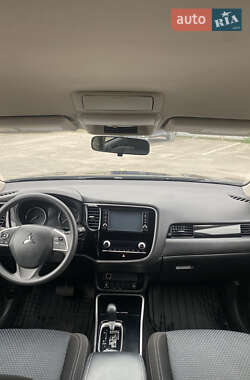 Позашляховик / Кросовер Mitsubishi Outlander 2020 в  фото 13 Позашляховик / Кросовер Mitsubishi Outlander 2020 в