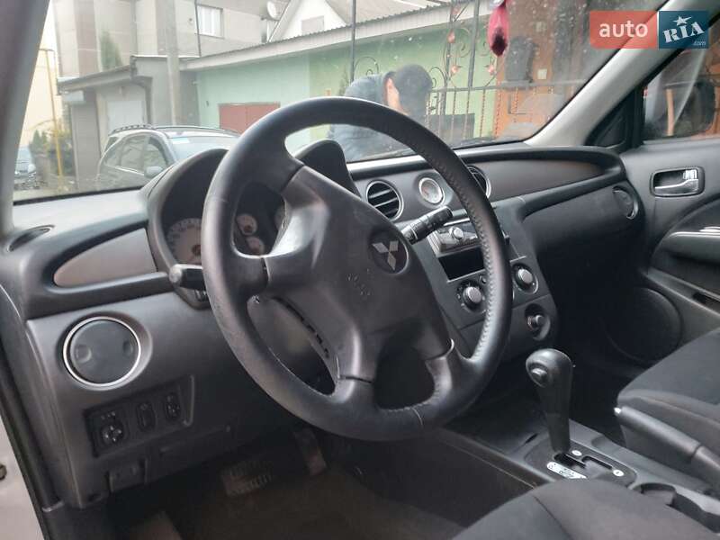 Внедорожник / Кроссовер Mitsubishi Outlander 2006 в Черновцах фото 5 Внедорожник / Кроссовер Mitsubishi Outlander 2006 в Черновцах