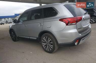 Внедорожник / Кроссовер Mitsubishi Outlander 2017 в 