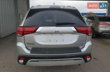 Внедорожник / Кроссовер Mitsubishi Outlander 2017 в 