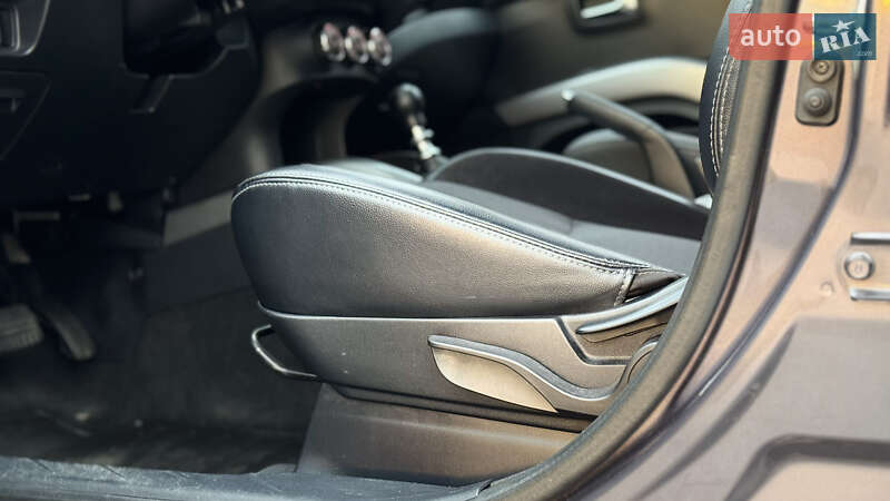 Внедорожник / Кроссовер Mitsubishi Outlander 2011 в Ровно