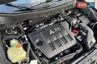 Внедорожник / Кроссовер Mitsubishi Outlander 2012 в 