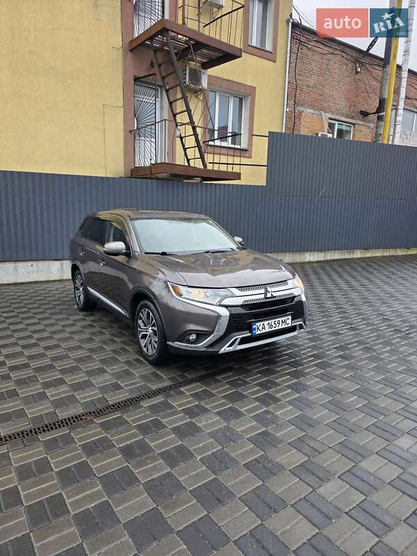 Позашляховик / Кросовер Mitsubishi Outlander 2015 в Хмельницькому фото 8 Позашляховик / Кросовер Mitsubishi Outlander 2015 в Хмельницькому