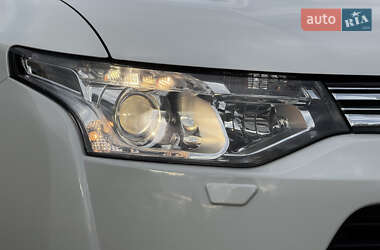 Внедорожник / Кроссовер Mitsubishi Outlander 2015 в 