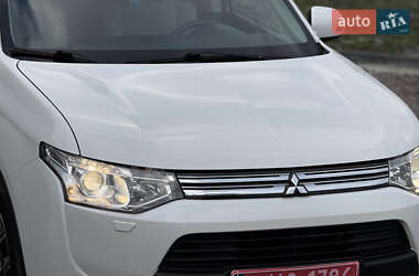Внедорожник / Кроссовер Mitsubishi Outlander 2015 в 