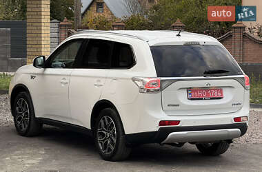Внедорожник / Кроссовер Mitsubishi Outlander 2015 в 