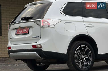 Внедорожник / Кроссовер Mitsubishi Outlander 2015 в 