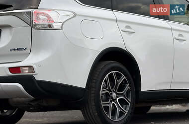 Внедорожник / Кроссовер Mitsubishi Outlander 2015 в 