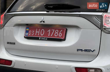 Внедорожник / Кроссовер Mitsubishi Outlander 2015 в 