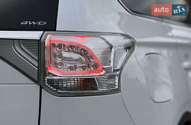 Внедорожник / Кроссовер Mitsubishi Outlander 2015 в 