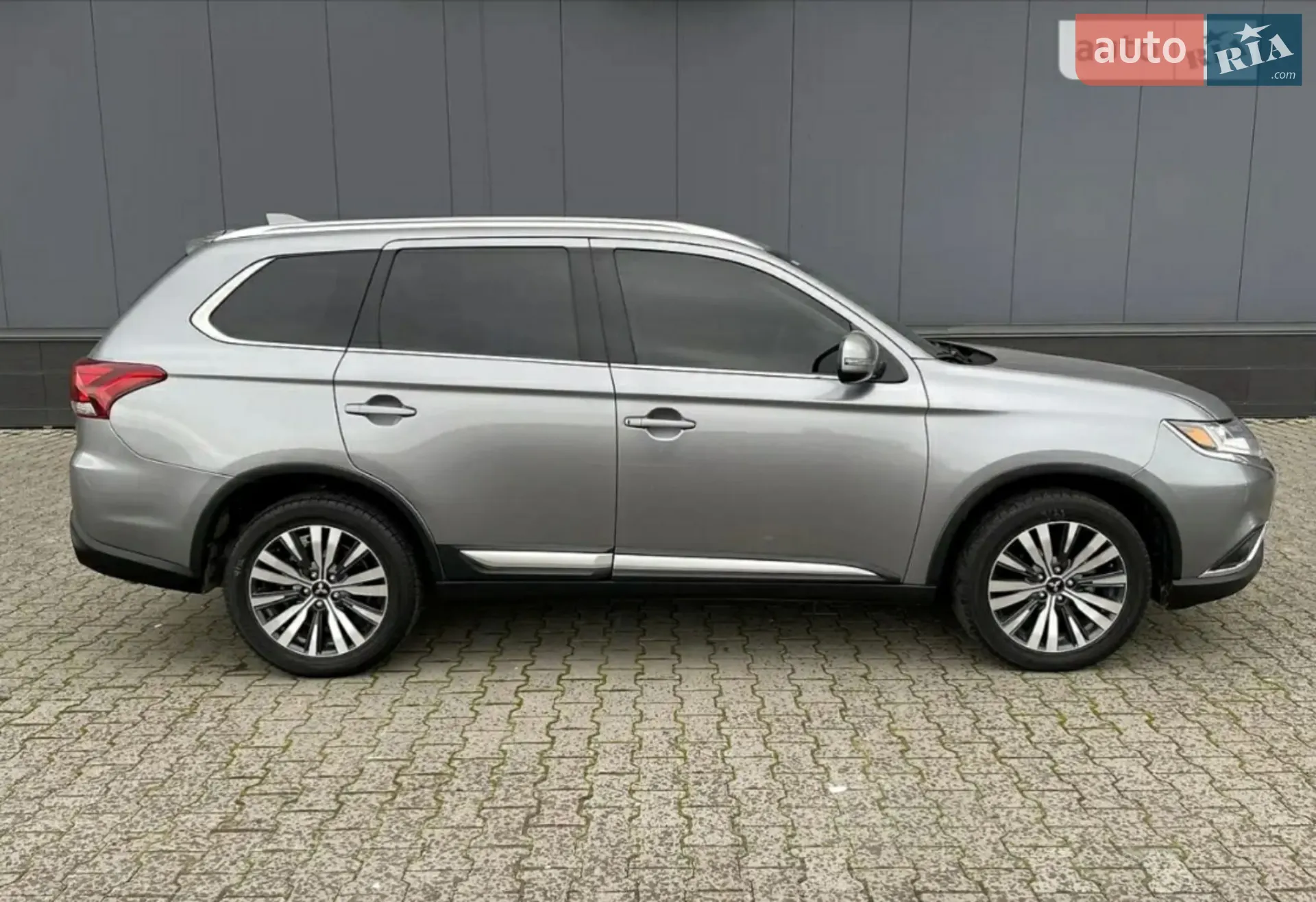 2019 Mitsubishi Outlander - фото 1