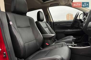 Внедорожник / Кроссовер Mitsubishi Outlander 2016 в 