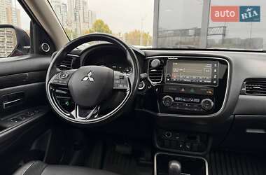 Внедорожник / Кроссовер Mitsubishi Outlander 2016 в 