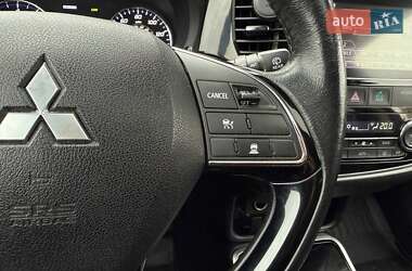 Внедорожник / Кроссовер Mitsubishi Outlander 2016 в 