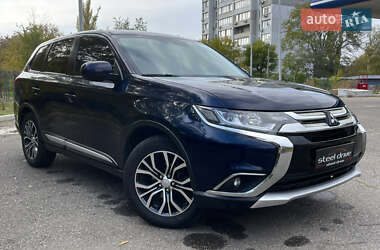 Внедорожник / Кроссовер Mitsubishi Outlander 2017 в 